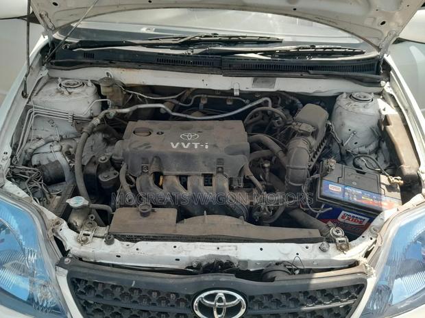 Toyota Corolla 2000 White