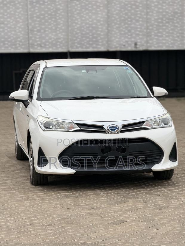 Toyota Corolla Fielder 1.5 Hybrid FWD 2018 White