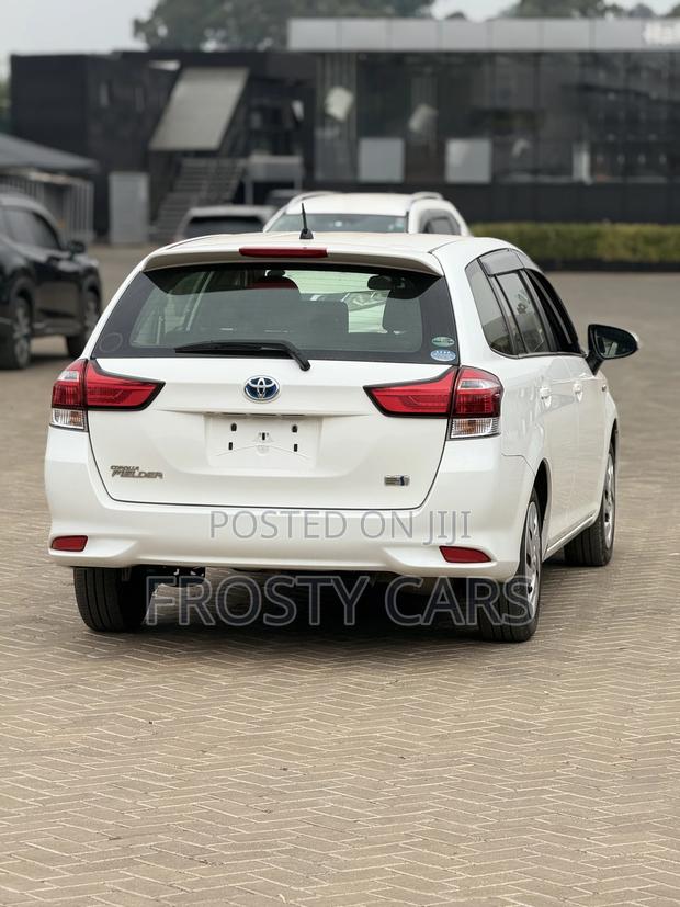 Toyota Corolla Fielder 1.5 Hybrid FWD 2018 White