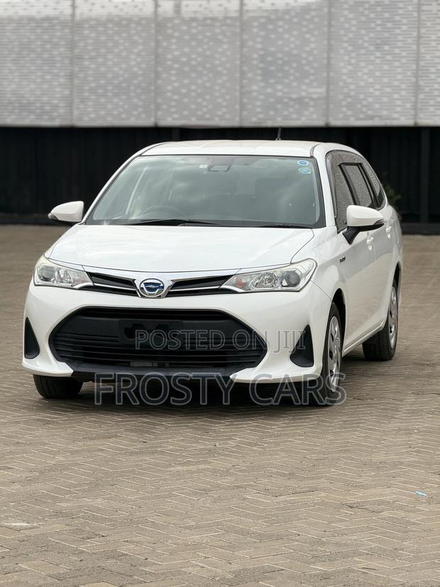 Toyota Corolla Fielder 1.5 Hybrid FWD 2018 White