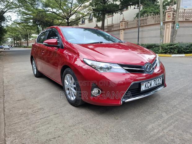 Toyota Auris 2012 Red