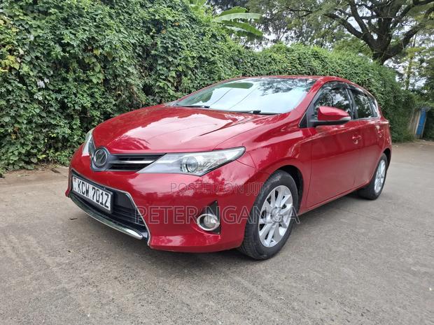 Toyota Auris 2012 Red