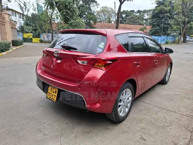 Toyota Auris 2012 Red