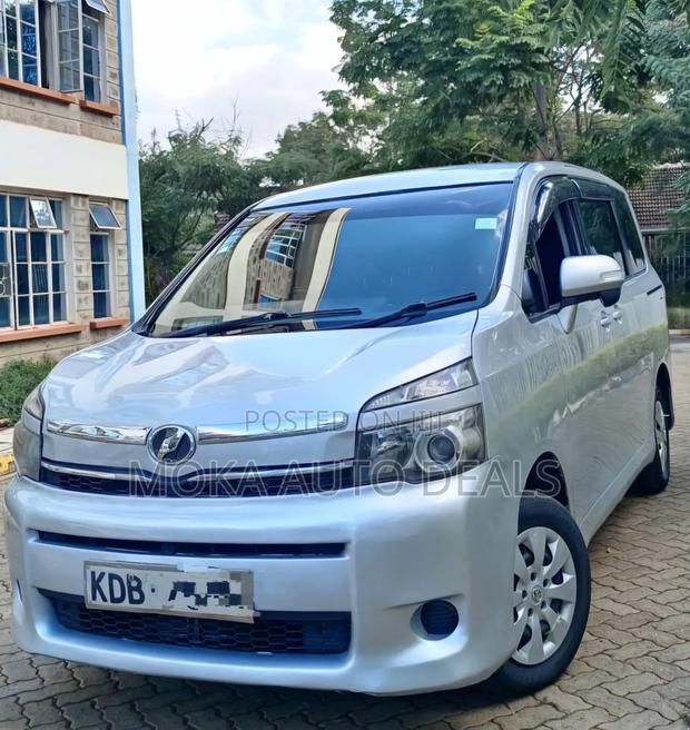 Toyota Noah 2013 Silver