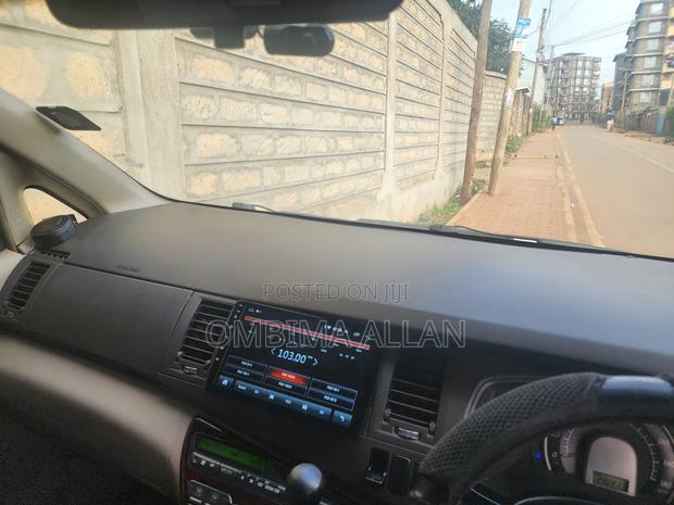 Toyota ISIS 2006 White