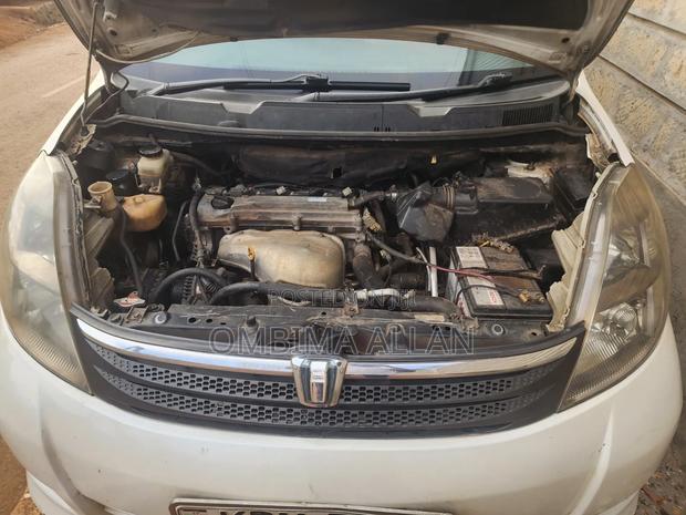 Toyota ISIS 2006 White