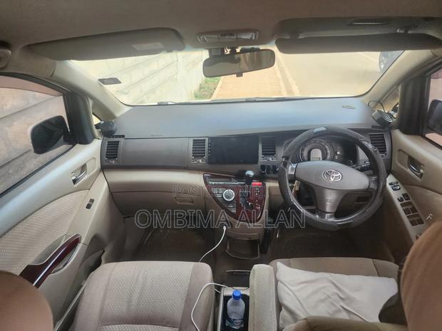 Toyota ISIS 2006 White