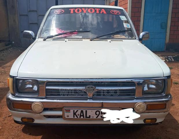 Toyota Hilux 2000 Beige