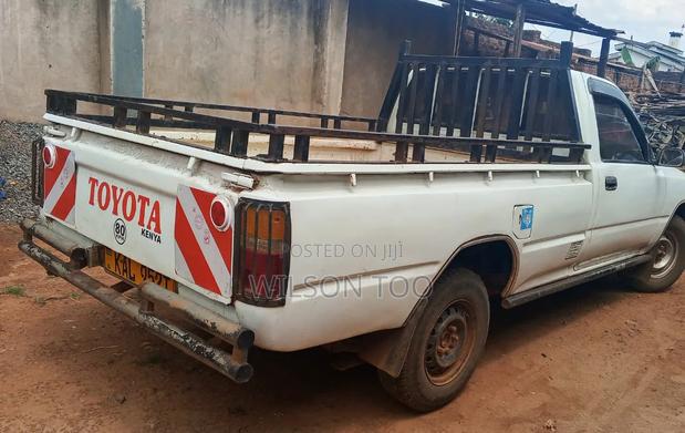 Toyota Hilux 2000 Beige