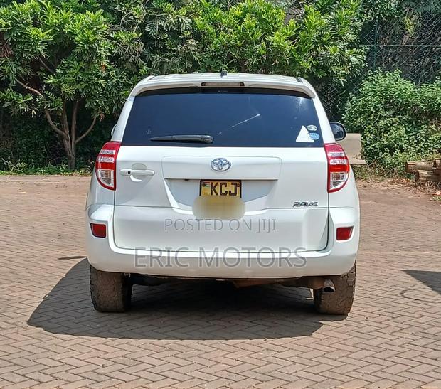 Toyota RAV4 2010 White