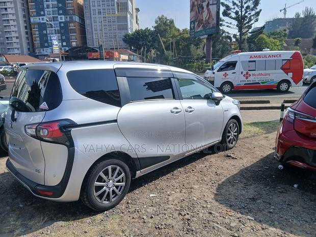 Toyota Sienta 2019 Silver