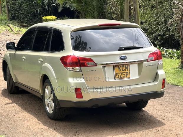 Subaru Outback 2010 Gold
