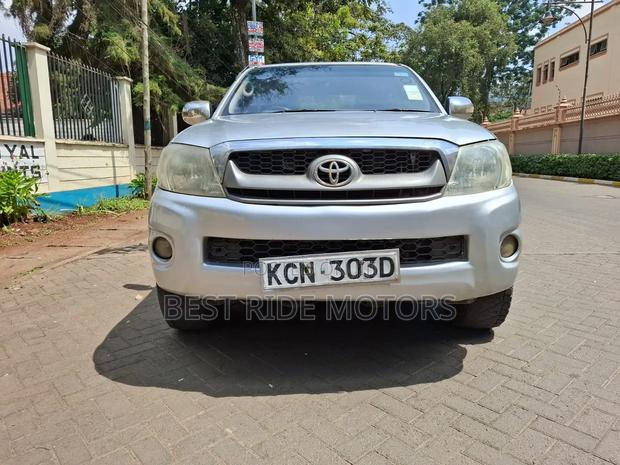 Toyota Hilux 2010 Silver