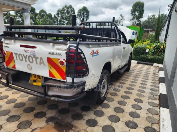 Toyota Hilux 2023 Ivory