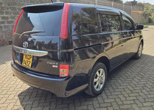 Toyota ISIS 2010 Black