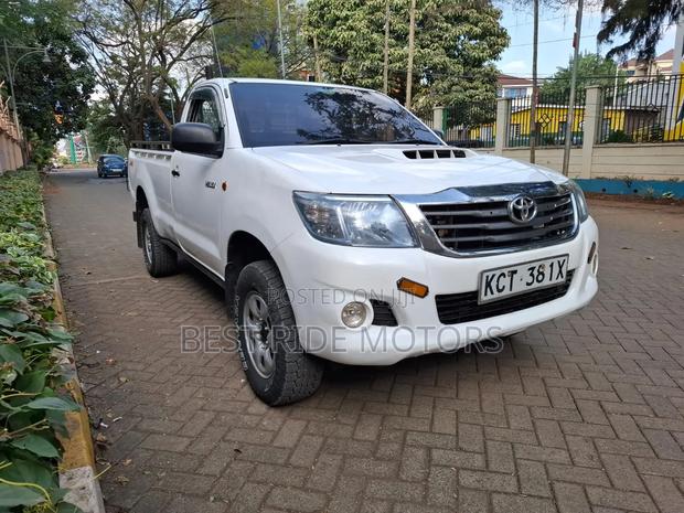 Toyota Hilux 2.5 D-4D 4X4 SRX 2011 White
