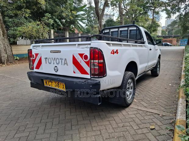 Toyota Hilux 2.5 D-4D 4X4 SRX 2011 White