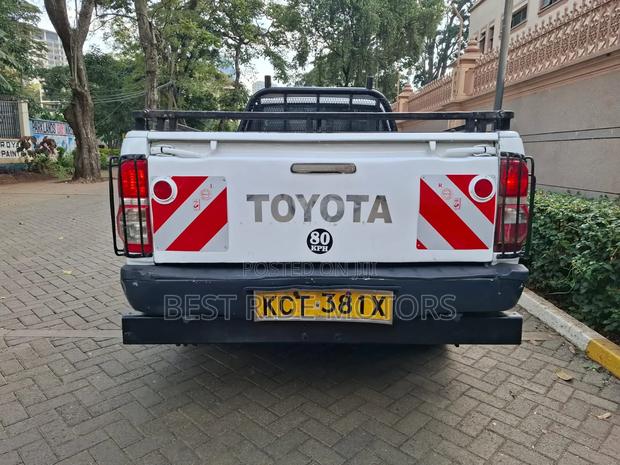 Toyota Hilux 2.5 D-4D 4X4 SRX 2011 White