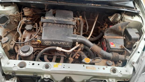Toyota Vitz 2004 Beige