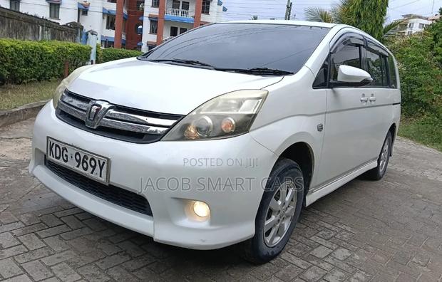 Toyota ISIS 2015 White