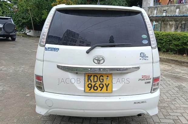 Toyota ISIS 2015 White
