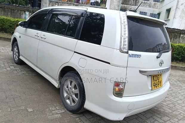 Toyota ISIS 2015 White