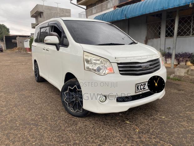 Toyota Noah 2.0 143hp AWD (8 Seater) 2013 White