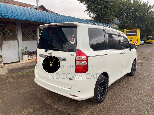 Toyota Noah 2.0 143hp AWD (8 Seater) 2013 White