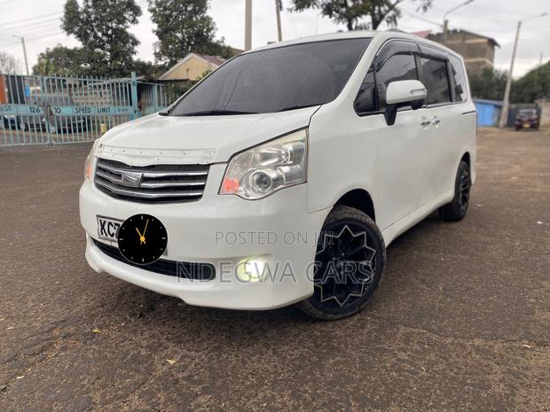 Toyota Noah 2.0 143hp AWD (8 Seater) 2013 White