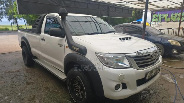 Toyota Hilux 2014 White