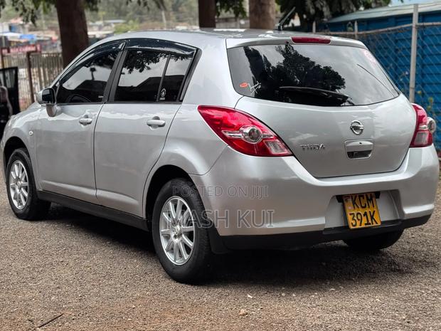 Nissan Tiida 2010 Silver