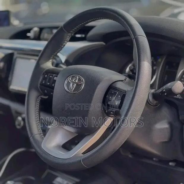 Toyota Hilux 2020 White