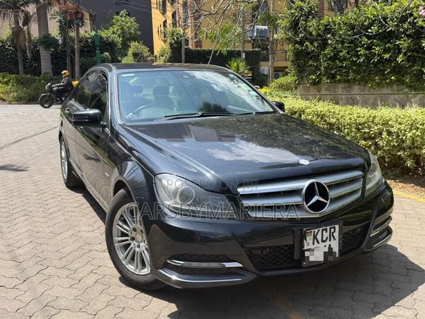 Mercedes-Benz C200 2011 Black