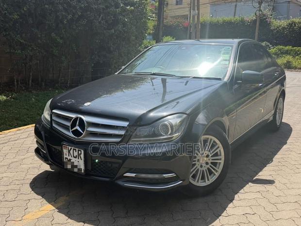 Mercedes-Benz C200 2011 Black