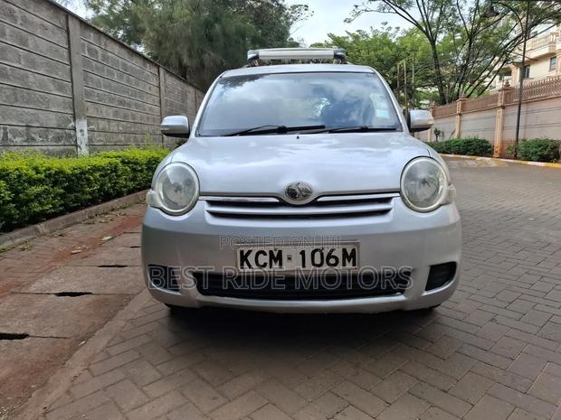 Toyota Sienta 2010 Silver