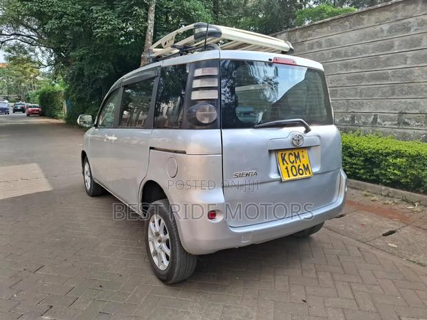 Toyota Sienta 2010 Silver
