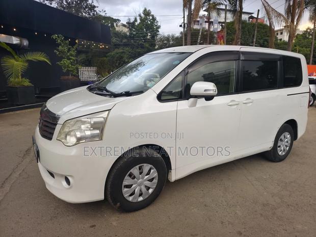 Toyota Noah 2010 White