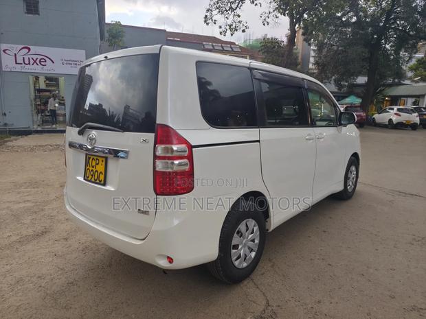 Toyota Noah 2010 White