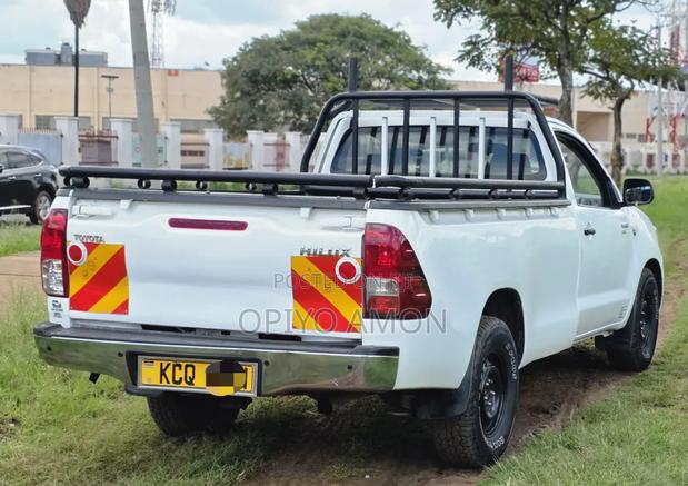 Toyota Hilux 2011 White