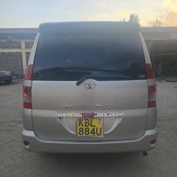 Toyota Noah 2005 Gray
