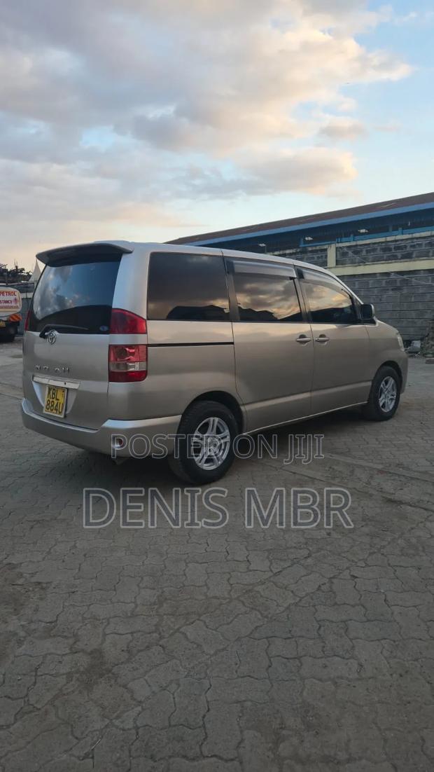 Toyota Noah 2005 Gray