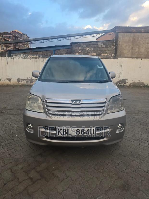 Toyota Noah 2005 Gray