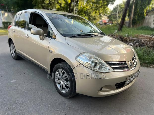 Nissan Tiida 2012 Gold