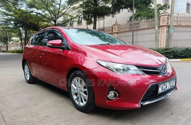 Toyota Auris 2013 Red