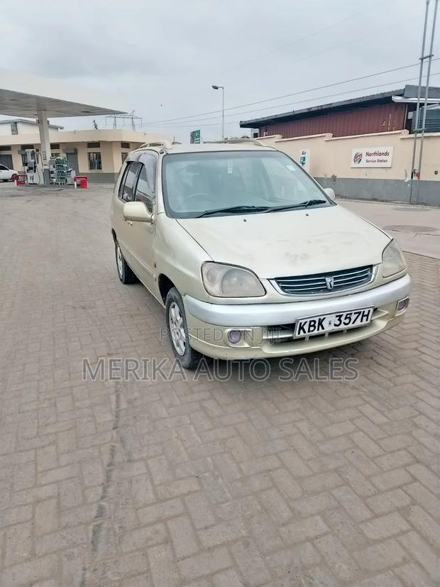 Toyota Raum 2005 Gold