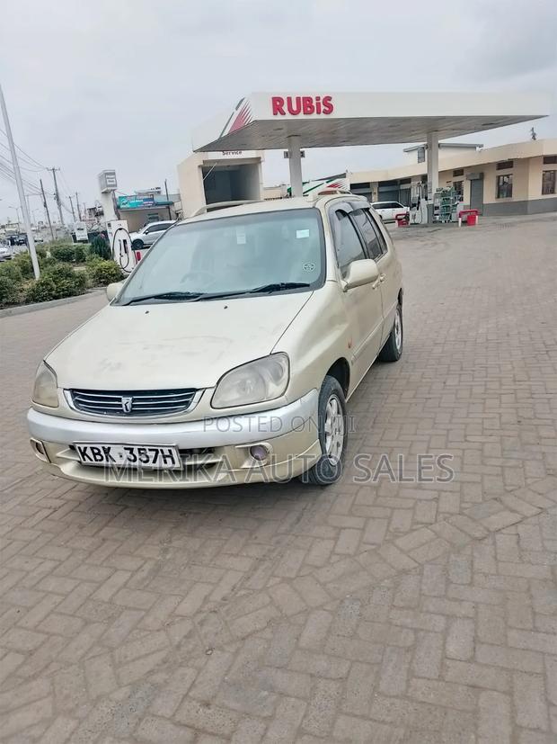 Toyota Raum 2005 Gold