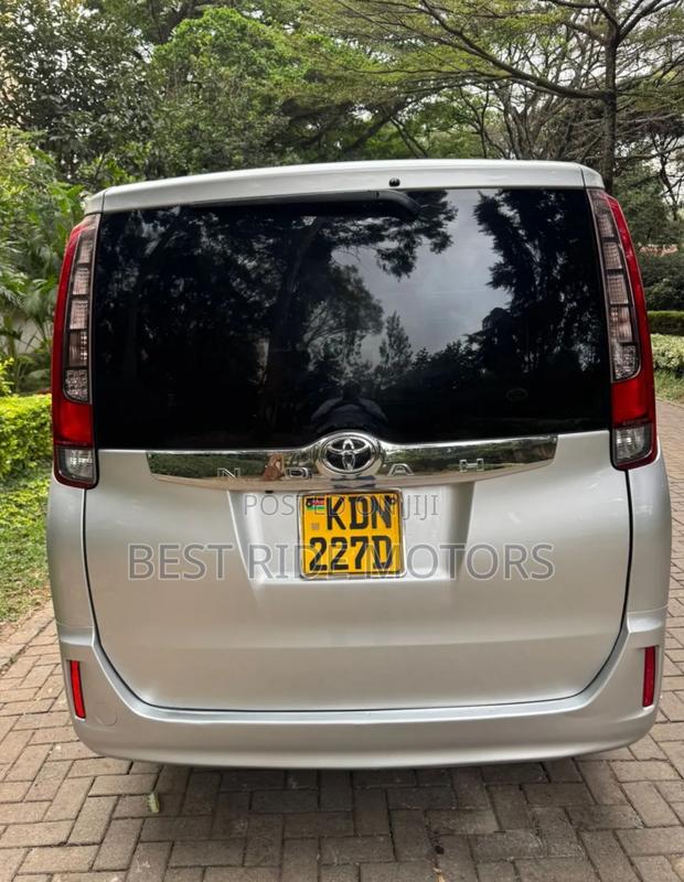 Toyota Noah 2.0 FWD (8 Seater) 2016 Silver