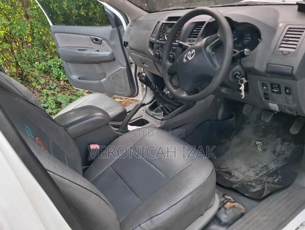 Toyota Hilux 2012 White
