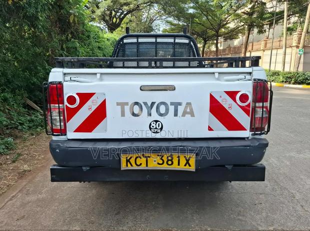 Toyota Hilux 2012 White