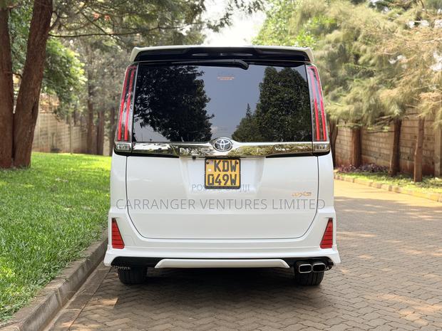 Toyota Noah 2018 White